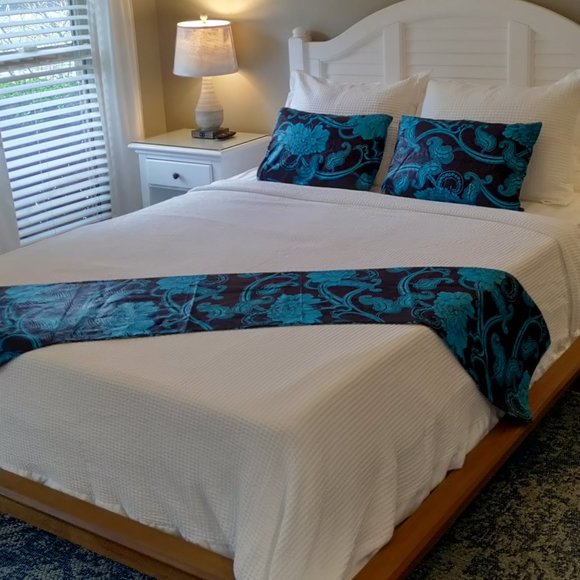 Matching Bed scarf, throw pillows, wall art - Picture 2 of 7